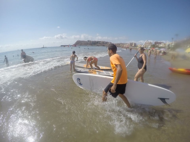 Corriendo hacia el agua con las tablas